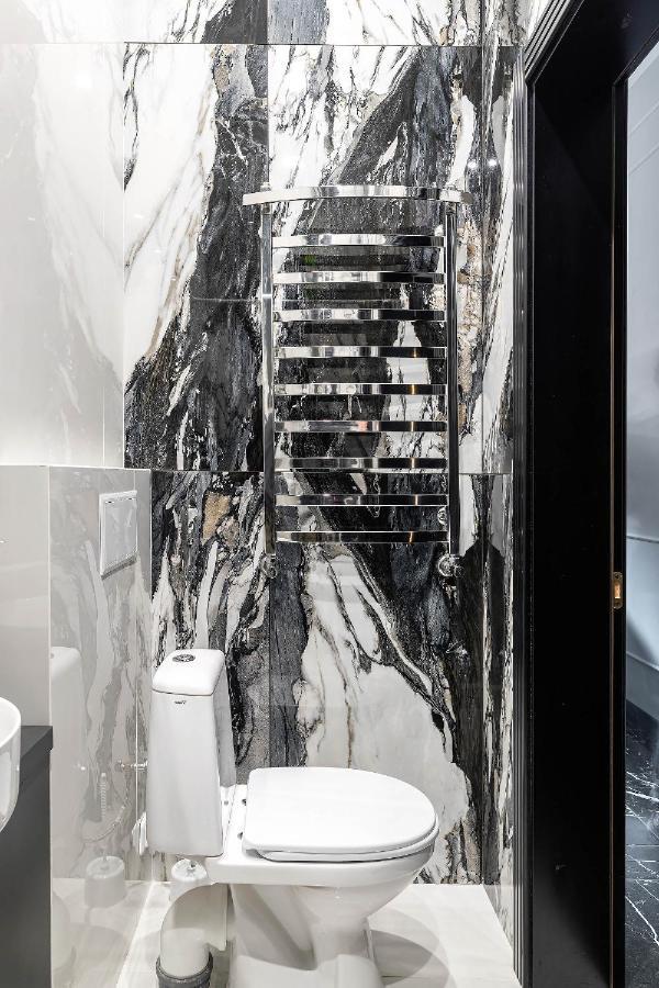 Modern Apartment リヴィウ エクステリア 写真